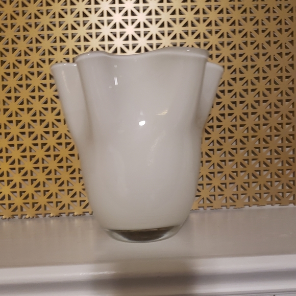 WHITE DECORATIVE GLASS VASE - Picture 5 of 5